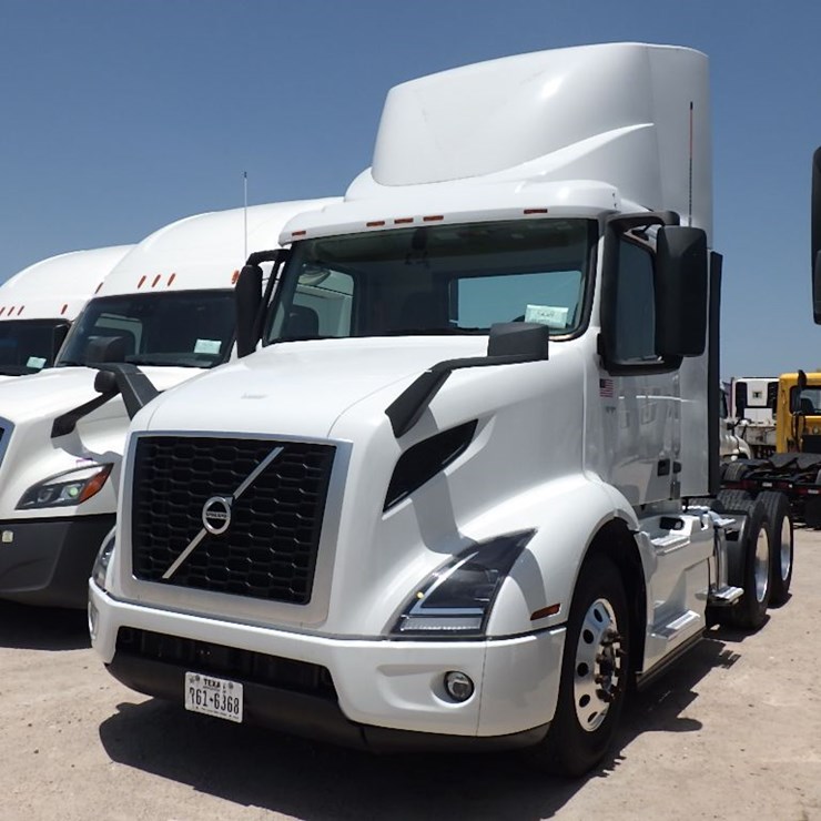 2022 VOLVO VNR300