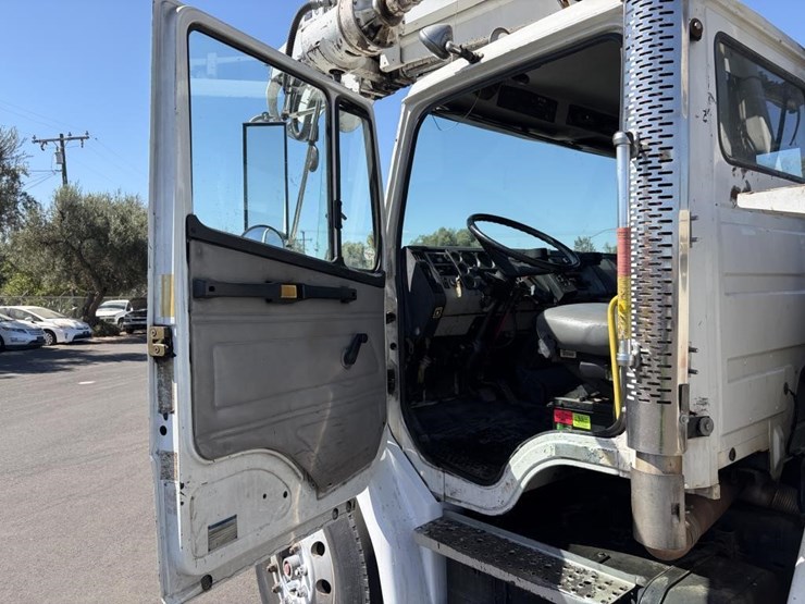 2000-freightliner-fl80-service-utility-truck-image-30