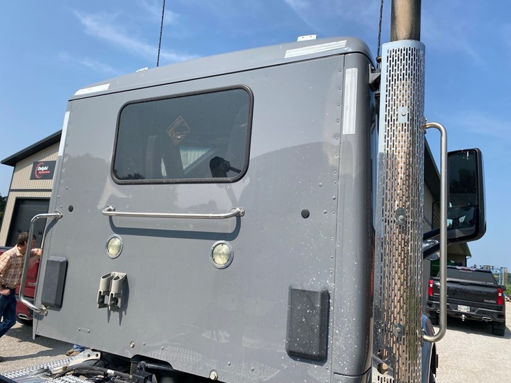 2019-peterbilt-579-image-16