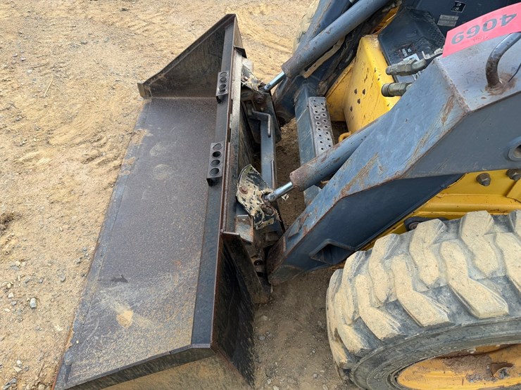 #4069-•-new-holland-ls180-wheeled-skid-steer-image-12