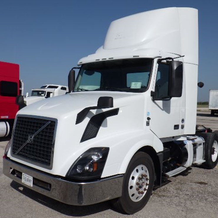 2017 VOLVO VNL300