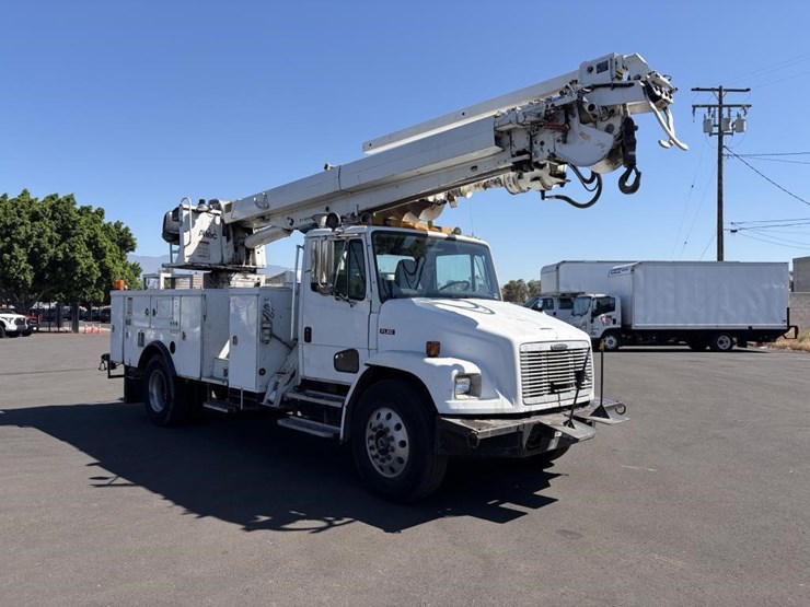 2000-freightliner-fl80-service-utility-truck-image-2