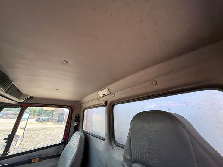 2000-freightliner-fl80-image-38