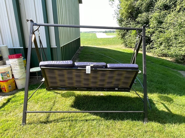#2123-•-yard-swing-image-3