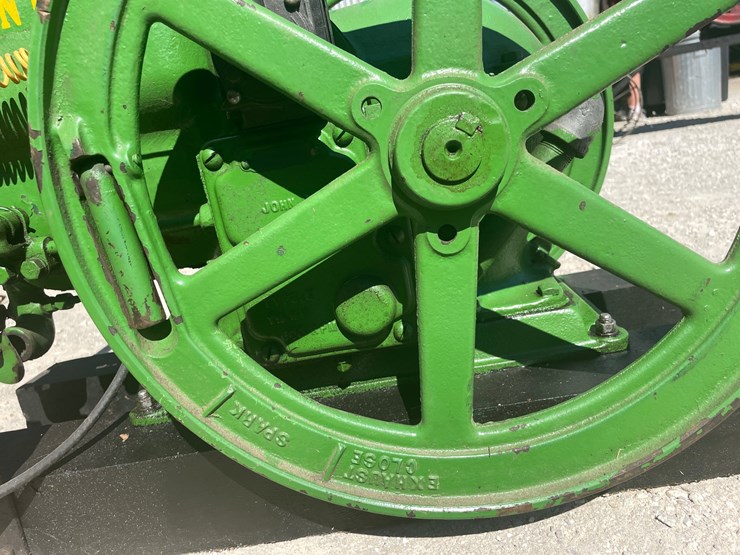 #2115-•-1-1/2-hp-john-deere-model-e-gas-engine-image-8