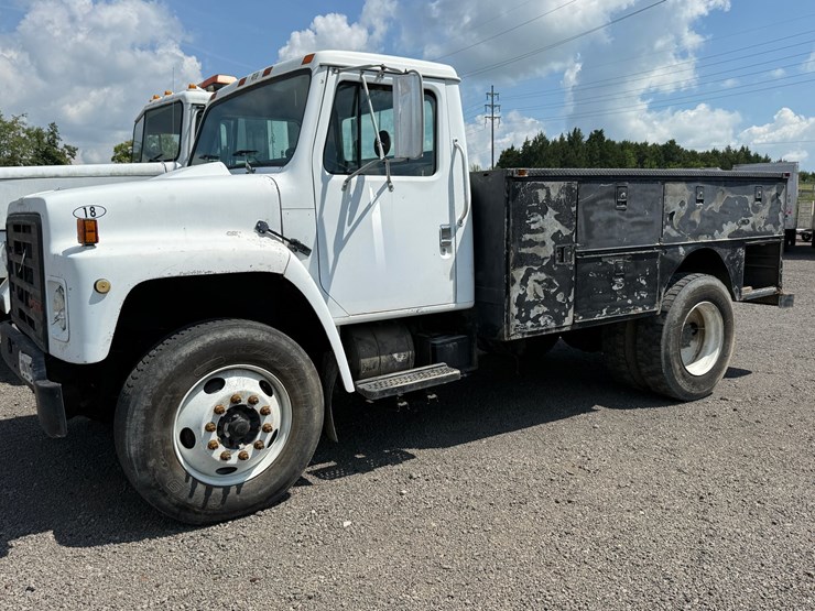 #12-•-1986-international-s1900-service-truck-image-1