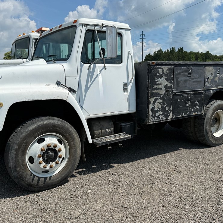 #12 • 1986 INTERNATIONAL S1900 SERVICE TRUCK