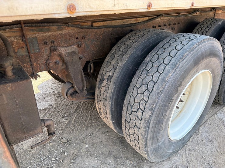 2000-freightliner-fl80-image-26