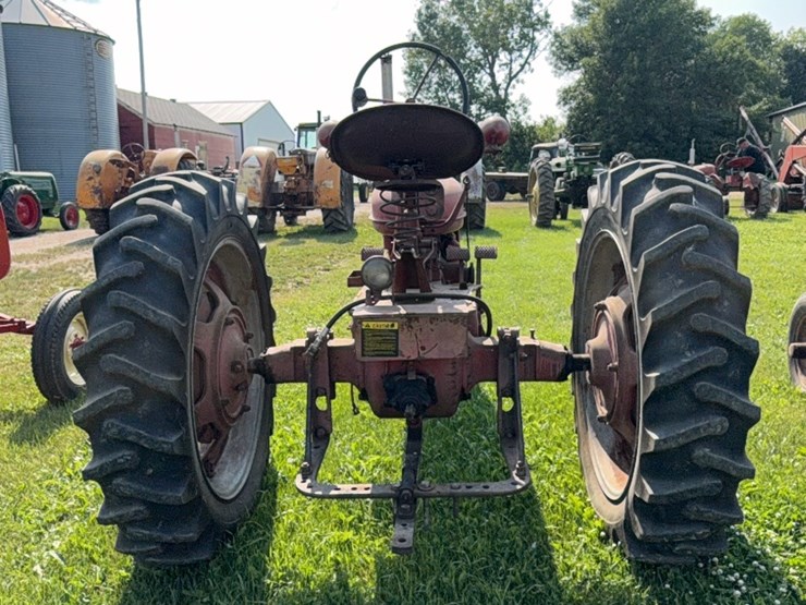 ihc-h-tractor,-narrow-front-image-31