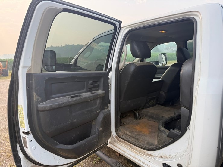 2011-dodge-3500-image-30