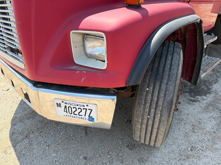 2000-freightliner-fl80-image-9