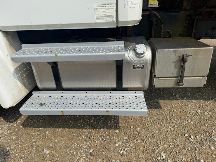 2000-freightliner-fl60-image-30
