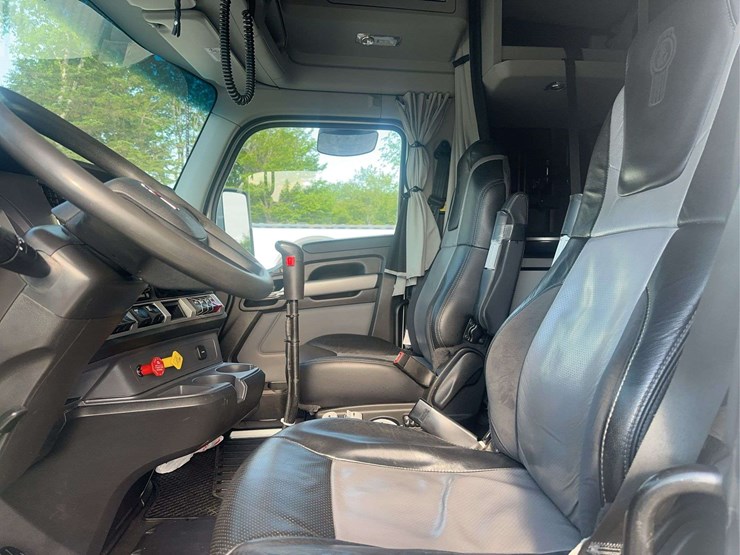 2022-kenworth-t680-image-21
