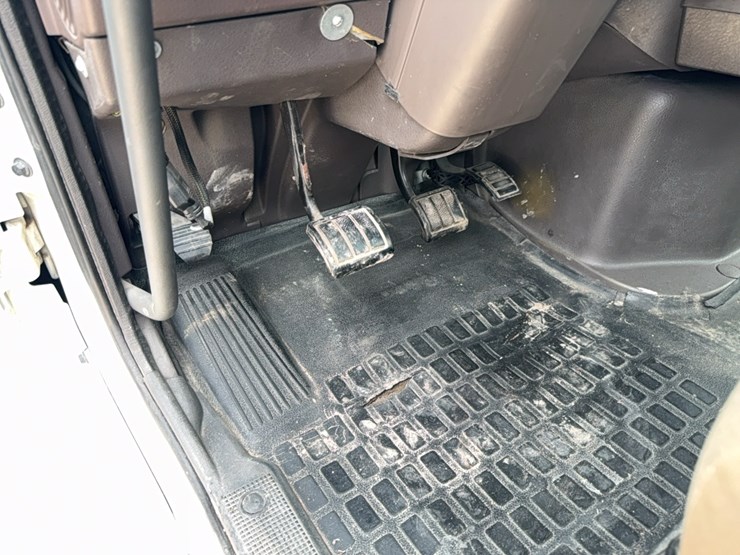 2015-volvo-day-cab-semi-image-40