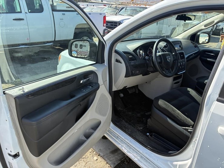 2017-dodge-grand-caravan-image-16