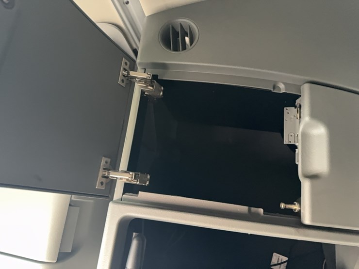 2019-volvo-vnl860-sleeper-cab-semi-image-80