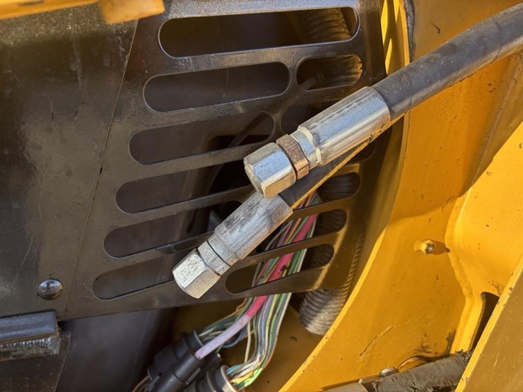 2014-caterpillar-226b3-image-15