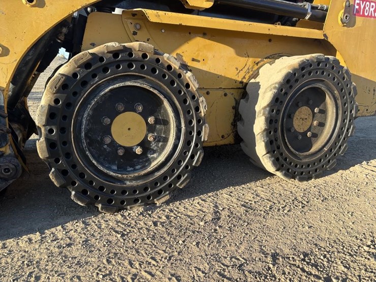 2014-caterpillar-226b3-image-16