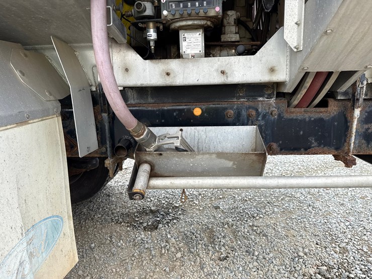 2007-peterbilt-335-image-35