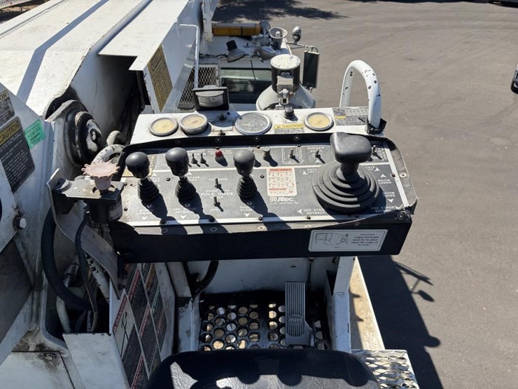 2000-freightliner-fl80-service-utility-truck-image-18