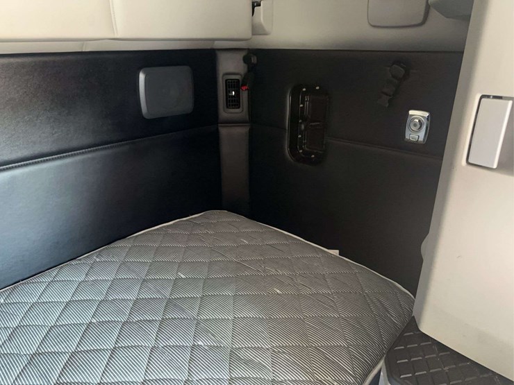 2022-kenworth-t680-image-34