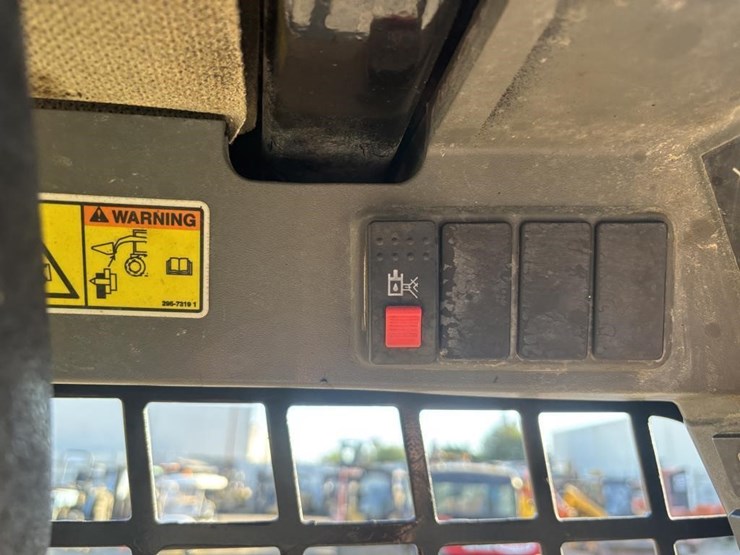 2014-caterpillar-226b3-image-30