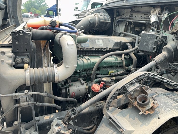 2015-volvo-day-cab-semi-image-31