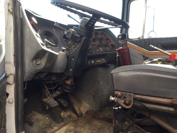 1985-ford-9000-image-12