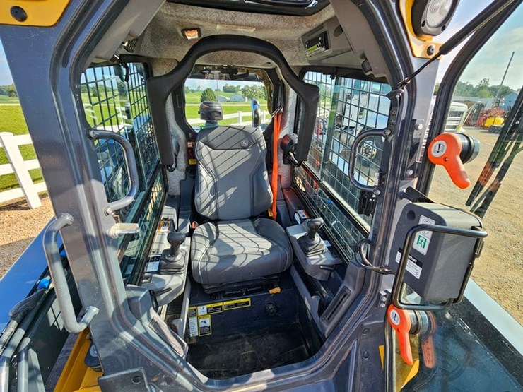 2025-john-deere-335-image-27