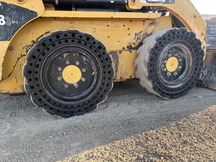 2014-caterpillar-226b3-image-19