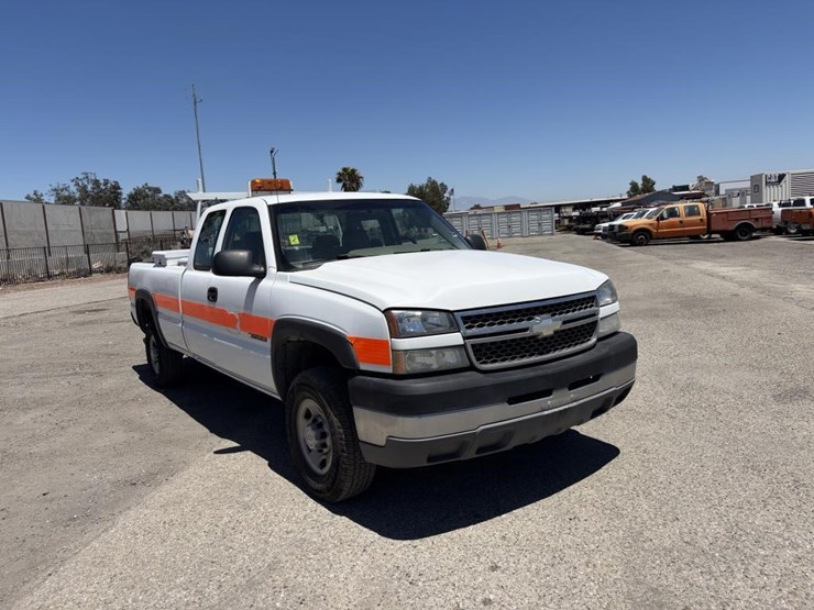2005-chevrolet-silverado-2500-image-2