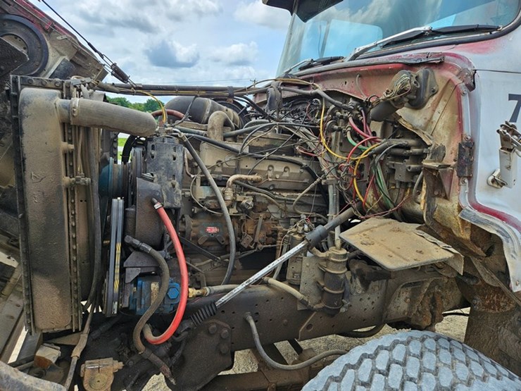 1983-ford-9000-image-10