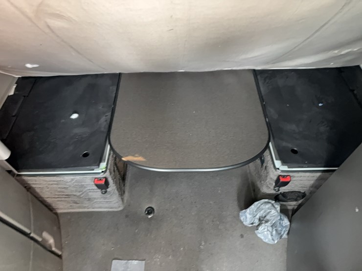 2019-volvo-vnl860-sleeper-cab-semi-image-67