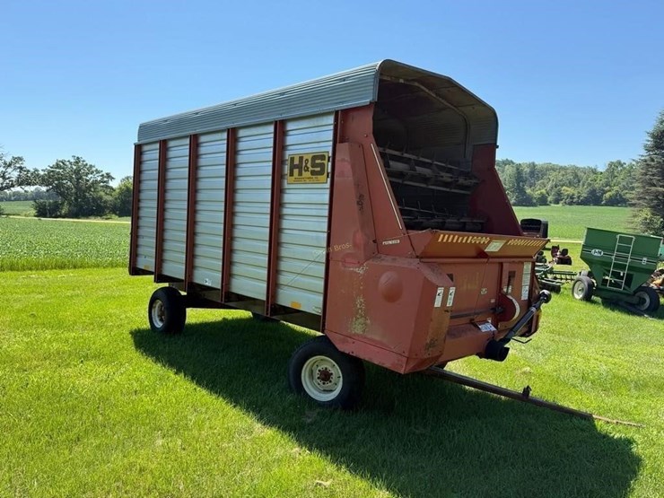h&s-7+4-twin-auger-16'-forage-wagon-image-1