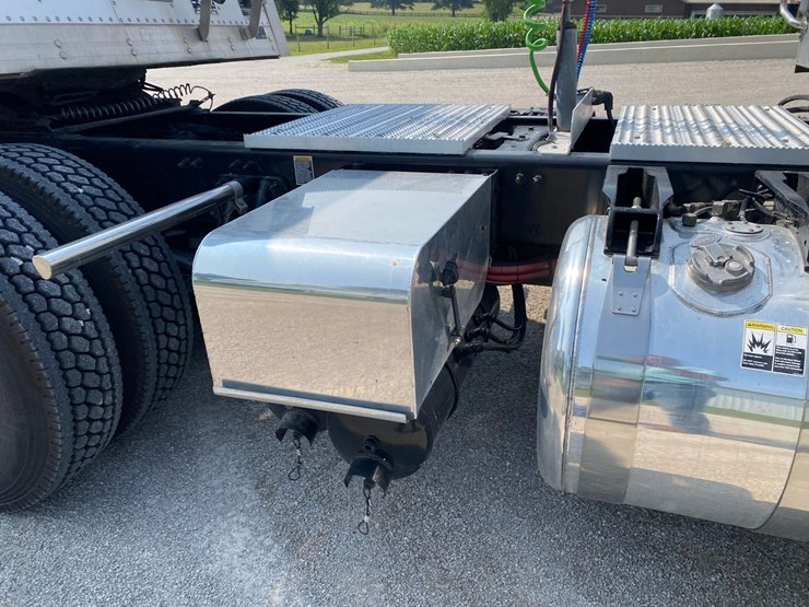 2019-peterbilt-579-image-14
