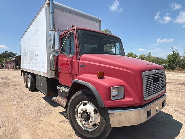 2000-freightliner-fl80-image-7