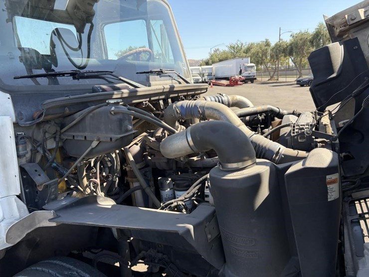 2000-freightliner-fl80-service-utility-truck-image-7