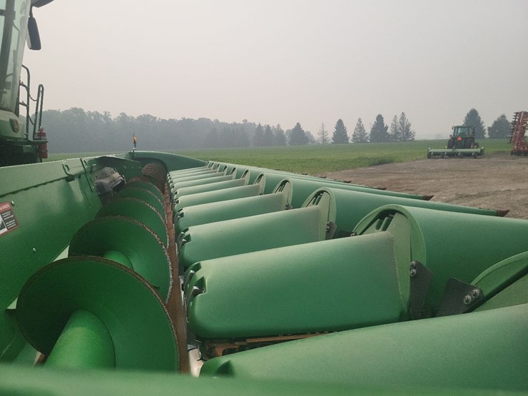 2014-john-deere-612c-corn-head---field-ready-image-22