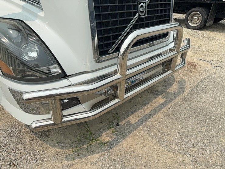 2015-volvo-day-cab-semi-image-9