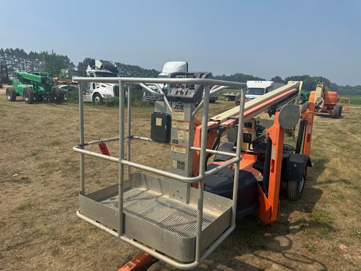 2016-jlg-t350-image-10