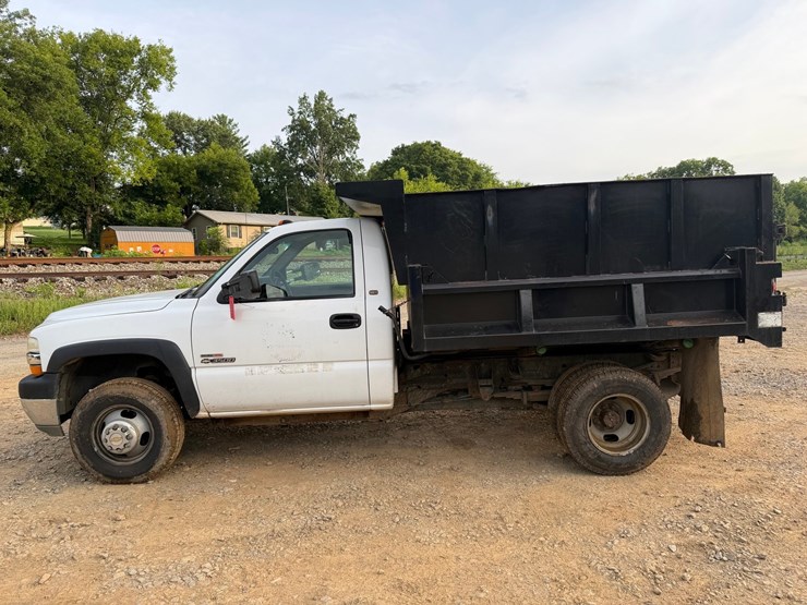 2001-chevrolet-3500-image-2