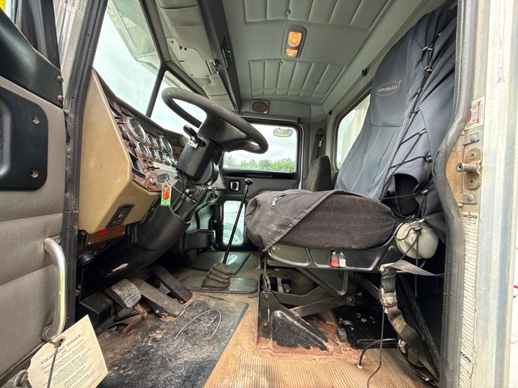 2007-peterbilt-335-image-78