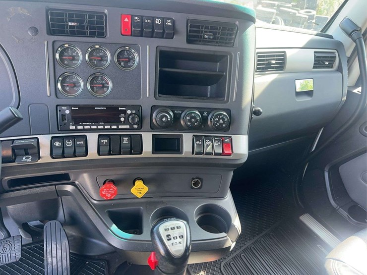 2022-kenworth-t680-image-24