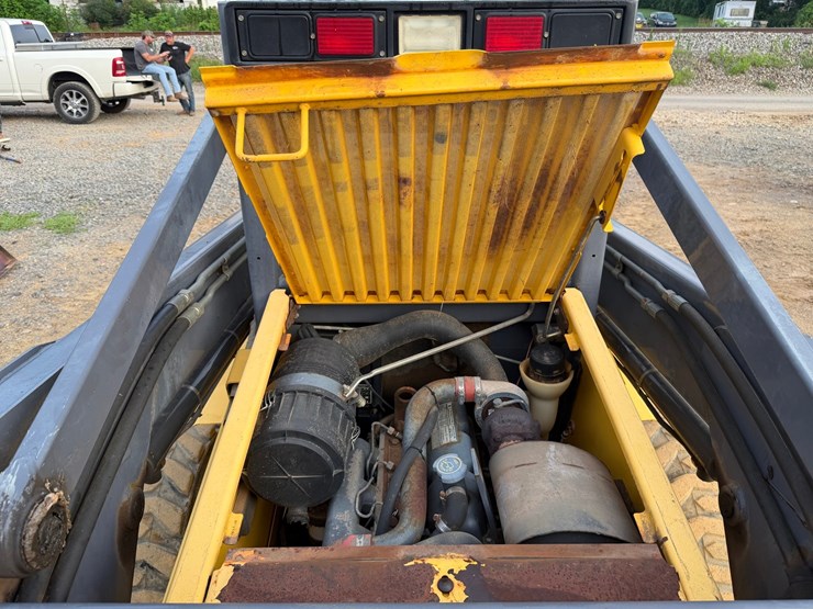 #4069-•-new-holland-ls180-wheeled-skid-steer-image-40