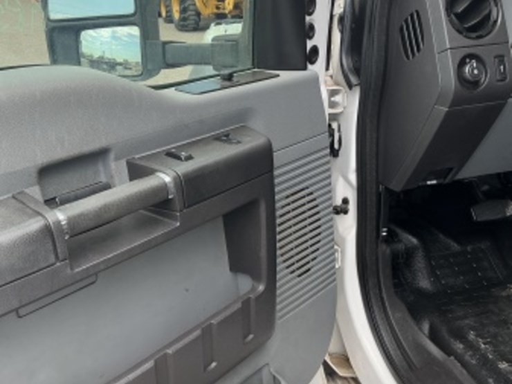 2015-ford-f550-image-28