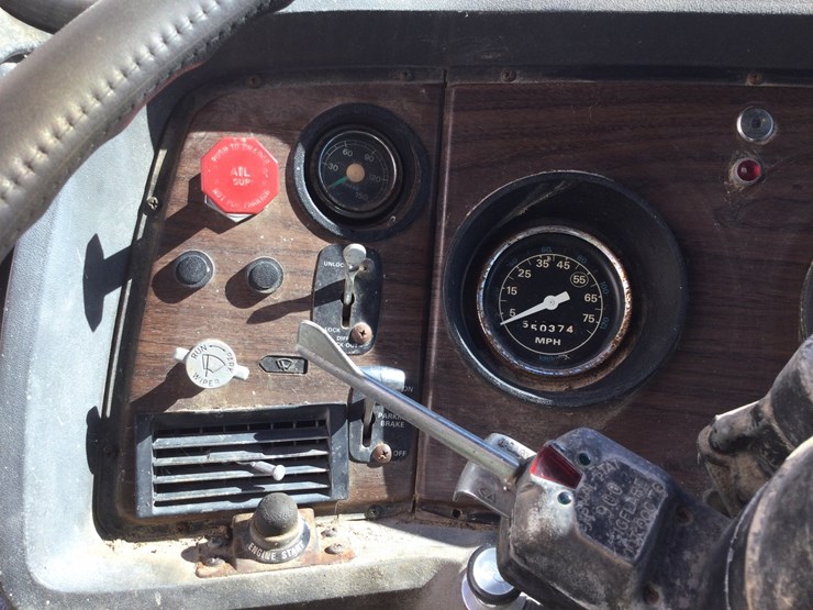 1985-ford-9000-image-17