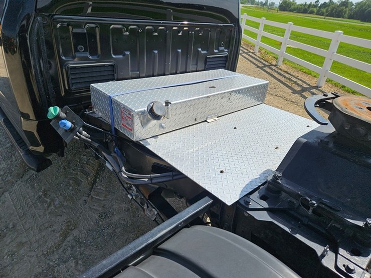 2021-ford-f350-image-18