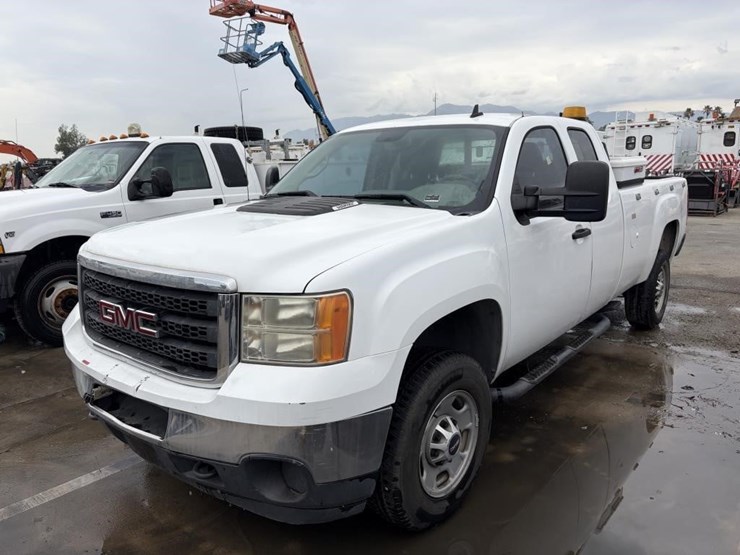 2012-gmc-sierra-pickup-truck-image-1