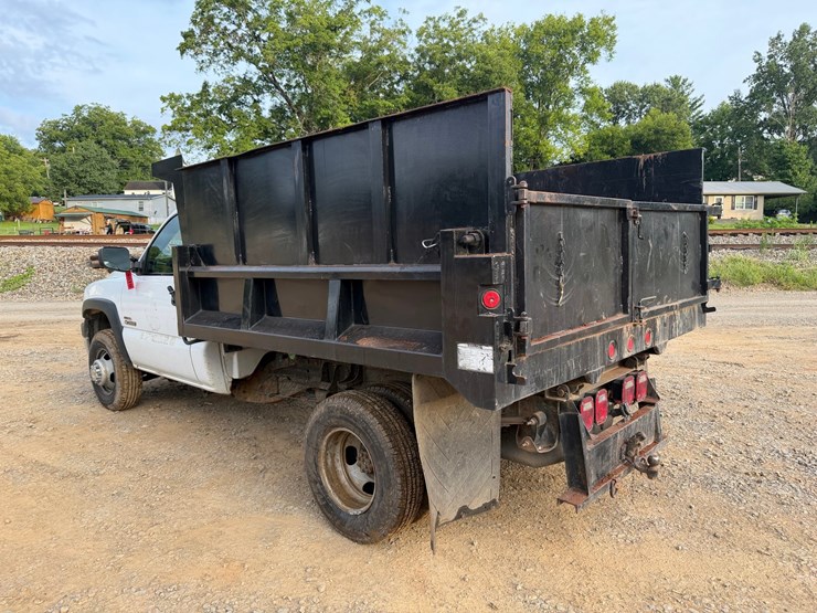 2001-chevrolet-3500-image-3