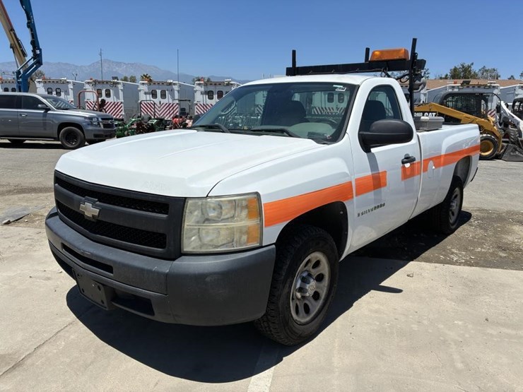 2009-chevrolet-silverado-pickup-truck-image-1